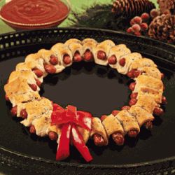 Sausage Wreath, Xmas Appetizers, Best Christmas Appetizers, Christmas Coal, Christmas Appetizers Party, Christmas Recipes Appetizers, Meat Appetizers, Holiday Foods, Holiday Appetizers