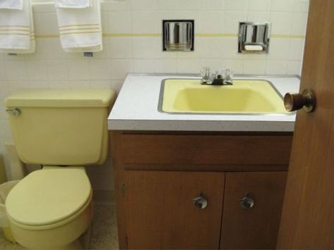 5 tips to decorate a yellow bathroom - Retro Renovation 1950 Bathroom Remodel, Pale Yellow Bathrooms, Yellow Tile Bathroom Ideas, Yellow Tile Bathroom, Vintage Yellow Bathroom, Yellow Bathroom Tiles, Yellow Bathroom Walls, Tub Bathroom Ideas, Pink Tile Bathroom