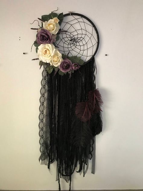 Dark Dreamcatcher, Halloween Dream Catcher, Homemade Dream Catchers, Bohemian Crafts, The Pentagram, Dream Catcher Decor, Dream Catcher Craft, Yarn Wall Art, Natural Magic