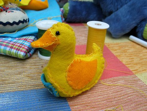 Lucky Ducky freebie pic 8 Felt Patterns Free, Duck Plushie, Lucky Ducky, Food Games, Easter Chicken, Lucky Duck, Soft Toy Patterns, Duck Toy, Holland Netherlands