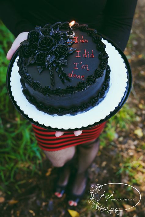 After Divorce Photoshoot, Divorce Celebration Ideas, Divorce Party Cake, Divorce Party Decorations, Breakup Party, Funny Wedding Photography, Divorce Cake, Divorce Celebration, Wedding Funny