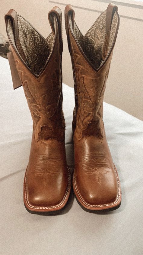 Round Toe Boots Women, Western Shopping, Jeans Cowboy Boots, Centralia Washington, Country Girl Boots, Buckles Western, Cowgirl Shoes, Country Shoes, Bota Country