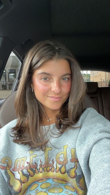 Viviane Audi Haircut, Short Hair Women Brunette, Viviane Audi Hair, Mom Chop Hair, Viviane Audi, Brunette Hair Cuts, Brown Hair Inspo, Layered Haircuts For Medium Hair, Summer Haircuts