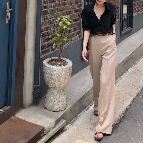 Khaki Trouser Outfit Women, Work Outfits Women Korean, Kemeja Outfit, Outfit Semi Formal, Classy Street Style, Korean Outfit Street Styles, Korean Casual Outfits, Office Outfits Women, Casual Day Outfits