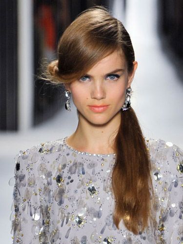 Low Ponytail Hair Trend - Spring 2013 New York Fashion Week Hairstyles - Real Beauty Fashion Week Hair, Trending Hair, Runway Hair, Hair Trend, Hairstyle Gallery, Auburn Hair, Low Ponytail, Retro Hairstyles, Hair Envy