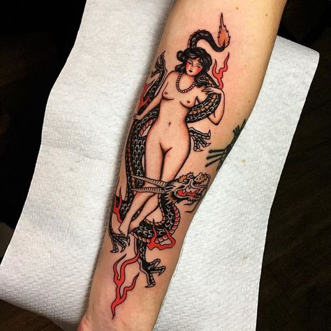 Thanks @il.panico Italian Traditional Tattoo, Pin Up Tattoos Traditional, Vintage Pinup Tattoo, Bold Tattoo, Tato Tradisional, Pinup Tattoo, Tattoos Traditional, Pin Up Girl Tattoo, Circle Tattoo