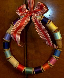 Spool Wreath, Wooden Spool Crafts, Wreath Hanging, Spool Crafts, Sewing Room Decor, Wooden Spools, My Sewing Room, 자수 디자인, Sewing Rooms