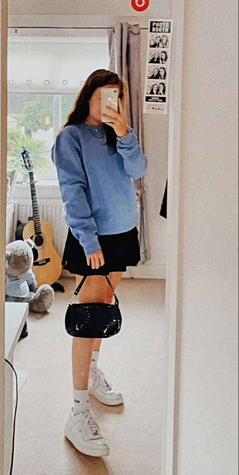 Black Sport Skirt Outfit, Skirt And Crewneck Outfit, Shoes Air Force 1s, Skirt And Sweatshirt Outfit, Sport Skirt Outfit, Oversized Sweatshirt Outfit, Blue Tennis Skirt, Crewneck Outfit, Shoes Air Force