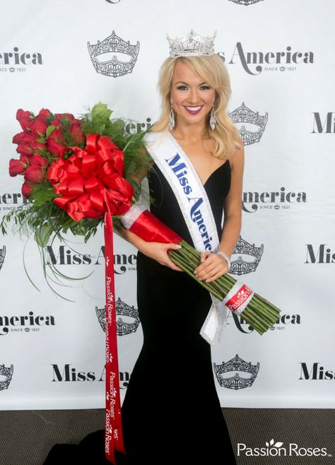 Congratulations to our new Miss America 2017, Savvy Shields of Arkansas! Wear your crown and carry your roses passionately this year! Flower Rapping, Savvy Shields, Miss America Crown, Pageant Aesthetic, Pageant Pictures, Toddlers And Tiaras, Dream Jobs, Star Gazing, Miss Usa