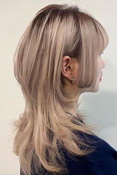 Haircut Ideas Without Styling, Diy Jellyfish Haircut, Hush Cut With Side Bangs, Blonde Jellyfish Haircut, Jellyfish Haircut Unstyled, Unstyled Jellyfish Haircut, Soft Jellyfish Haircut, Semi Long Haircut, Male Jellyfish Haircut