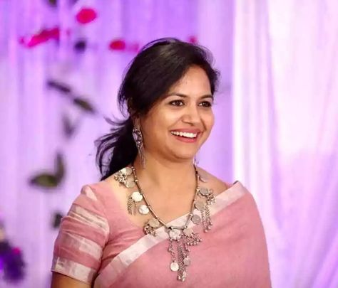 Singer Sunitha, Pearl Bridal Jewelry Sets, Saree Jacket Designs, Cotton Saree Blouse Designs, Pattu Saree Blouse Designs, Best Blouse Designs, Indian Natural Beauty, Blouse Designs Indian, Indian Fashion Saree