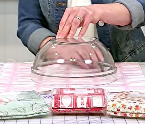 Sewing Tutorial – Washable Fabric Covers for Bowls https://diyjoy.com/diy-bowl-covers/ Dish Covers Diy, Bread Bowl Cover Diy, Kitchen Aid Bowl Cover Diy, Fabric Bowl Covers How To Make, Bowl Covers Diy How To Make, Food Covers Diy, Diy Bowl Covers, Fabric Bowl Covers, Kitchen Sewing