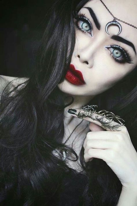 :: Sarah Marie Karda, Halloweenský Makeup, Halloween Make-up Looks, Halloween Decor Diy, Vampire Makeup, Scene Girl, Witch Makeup, Charcoal Drawings, Gothic Makeup