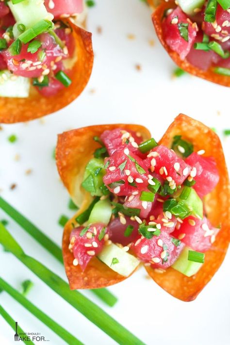 Freshly prepared tuna tartare in crispy wonton cups is a bright and elegant appetizer. Great for summer parties or entertaining. It's a simple finger food recipe with an Asian flair. #tunatartare #appetizer #easyrecipes #wontons Tuna Tartare With Wonton Chips, Tuna Wonton Appetizer, Ceviche Cups, Tartare Recipe, Tuna Tartare, Tuna Sashimi, Crispy Wonton, Wonton Cups, Won Ton