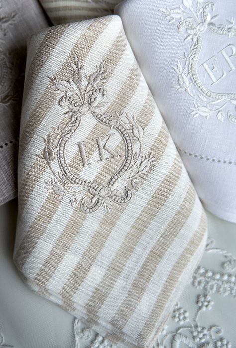 Vintage Style Embroidery, Monogram Napkins, Monogrammed Linens, Monogrammed Napkins, Embroidered Initials, Vintage Details, Embroidered Napkins, White Napkins, Random Ideas