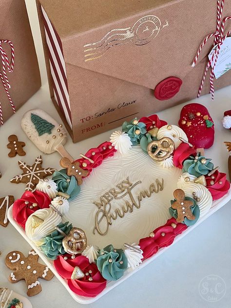 Christmas Tray Cake, Rectangle Christmas Cake, Christmas Bakery Ideas, Christmas Sheet Cake Designs, Hallmark Aesthetic, Christmas Sheet Cake, Easy Christmas Cake Recipe, Black Frosting, Slab Cake