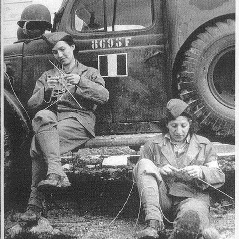 French women knitting 1944 Vintage Foto's, Knitting Humor, Free In French, Knit Art, Knitted Wit, Needle Arts, Women In History, Ambulance, Take Time