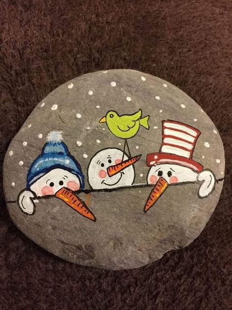 Custom Carpentry, Christmas Pebble Art, Stone Art Painting, Painted Rocks Kids, Painted Rocks Craft, Christmas Rock, Painted Rocks Diy, Rock Painting Ideas Easy, Snowman Painting