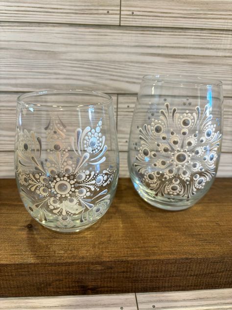 Snowflake Dot Mandala, Mandala Snowflake, Wine Glasses Christmas, Tracker Ideas, Bullet Journal Mood Tracker Ideas, White Mandala, Painting Glass, Bullet Journal Mood, Dot Mandala