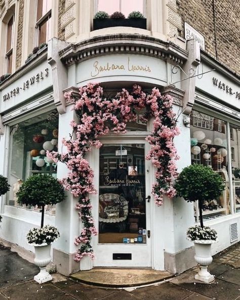 Boutique Exterior Store Fronts, Boutique Exterior, Fire Crackers, Cafe Exterior, Flower Shop Decor, Crackers Recipe, Enchanted Florist, Cute Store, Store Design Boutique