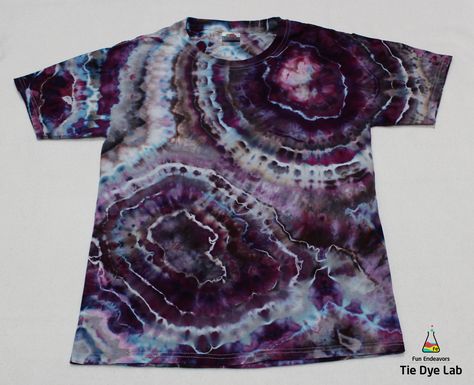 Tutorial video showing and explaining how to make an ice dyed geode tie dye shirt. Geode Tie Dye Patterns, Geode Tie Dye Diy, Geode Ice Dye, Geode Tye Dye, Geode Dyeing, Bleach Dye Techniques, Dye Lab, Dye Projects, Pretty Tie Dye