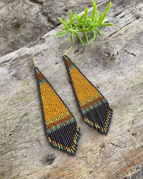 Yali on Instagram: "🌼🌻🌞🧀💛 • • • • #fringeearrings #seedbeadsearrings #beadwork #beadedearrings #beadedbling #shoulderduster" Loom Jewelry, Ankle Jewelry, Brick Stitch Earrings, Seed Bead Patterns, Jewelry Design Earrings, Beading Projects, Earring Patterns, Seed Bead Earrings, Brick Stitch