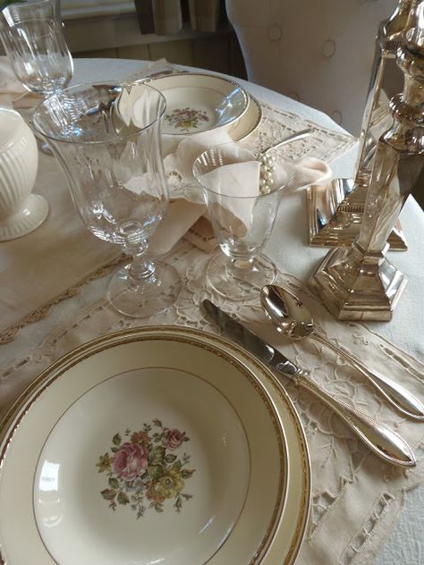 British Table Setting, Victorian Table Decor, Dining Table Set Up, Table Settings Aesthetic, Dinner Table Decor Elegant, Downton Abbey Aesthetic, Victorian Gifts, Victorian Table Setting, Breakfast Table Decor