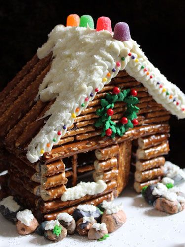 Love log cabins? Make a snowy cabin out of pretzels. Decorated Pretzels, Jul Kaka, Gingerbread House Parties, Gingerbread House Designs, Christmas Gingerbread House, Christmas Goodies, Noel Christmas, Christmas Gingerbread, Christmas Recipes