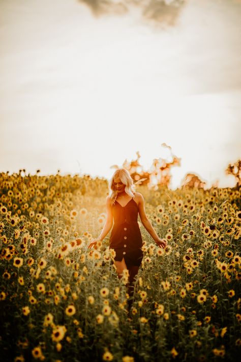 Senior Pictures In Sunflower Field Photo Shoot, Sunflower Sr Pictures, Boho Sunflower Photoshoot, Woman In Sunflower Field, Black Dress Sunflower Field, Senior Picture Poses Sunflower, Senior Picture In Sunflower Field, Photos In A Sunflower Field, Photo Shoot In Sunflower Field