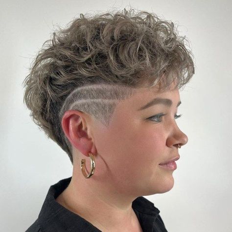 Side Undercut, Short Curly Crochet Hair, Skin Fade Hairstyle, Pixies Haircut, Curly Pixie Cut, Wavy Pixie Cut, Loose Curly Hair, Shaved Side, Curly Pixie Hairstyles