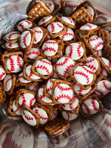 Baseball Birthday Treats, Baseball Charcuterie Board Ideas, Baseball First Birthday Party Food, 7th Inning Stretch Birthday, Baseball Party Games For Kids, Baseball Fruit Tray, Softball Desserts, Baseball Party Food Ideas, Baseball Dessert Table