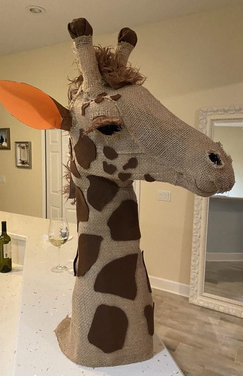 Paper Mache Giraffe, Ideas Carnaval, Lion King Play, Safari Birthday Party Decorations, Lion King Jr, New York Theme, Paper Art Sculpture, Safari Birthday Party, Paper Mache Art