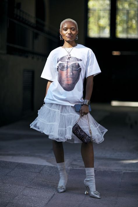 MFW Street Style Spring 2024: The Best Milan Street Style Looks - FASHION Magazine Pearls Casual Outfit, Mfw Street Style, City Fashion Photography, Tulle Skirts Outfit, Milan Street Style, Urban Fashion Trends, Street Style Spring, Nyfw Street Style, Street Style Edgy