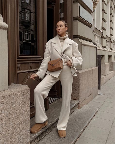 Casual winter fashion. Beige Short Coat, Hm Outfits, Summer Office Outfits, Elegant Classy Outfits, Chic Business Casual, High Waisted Dress Pants, Europe Outfits, Professional Outfits Women, Business Outfits Women