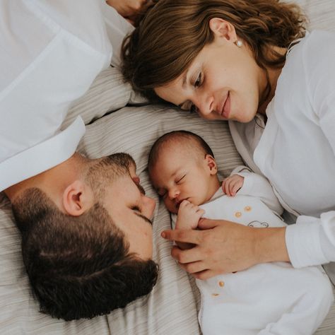 Family Shoot Newborn, Newborn Photo Poses With Parents, Newborn Photoshoot On Bed, Newborn Photo Shoot Ideas With Parents, New Parents Photoshoot, Parents With Newborn Photography, Family Photo Newborn, Baby Parents Photoshoot, Baby With Parents Photography