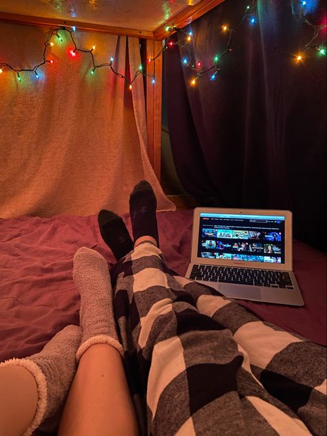 Winter Outfits For Christmas Lights, Watching Movie With Boyfriend, Netflix Date Night Aesthetic, Christmas Couple Dates, Christmas Date Night Ideas, Cute Christmas Dates, Christmas Dates Aesthetic, Netflix Night Aesthetic, Couple Watching Tv Aesthetic