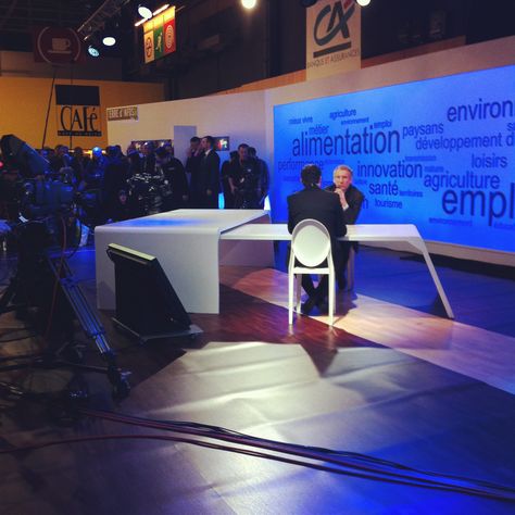 Sur le plateau de Terre d'Info TV, François Bayrou répond aux questions de la journaliste. Plateau Tv, Agriculture, Flatscreen Tv, Flat Screen, Tv