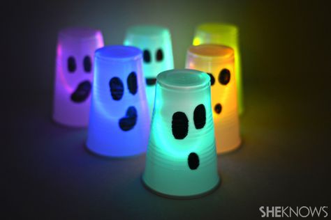 Need more activities planned for the kids at this year's Halloween party? Glow-in-the-dark cups turned into bowling pins looks way easy & fun for little ones. Put glow bracelets inside: http://www.flashingblinkylights.com/light-up-products/glow-bracelets.html Glow Stick Balloons, Glow Stick Crafts, Childrens Halloween Party, Glow Stick Party, Balloon Glow, Spooky Halloween Party, Glow Stick, Glow Party, Halloween Crafts For Kids