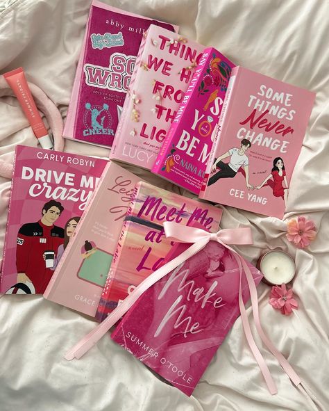 pink books 🎀💞🌸💖 I am forever a pink book girl! 🎀💖🌸💞 I had no content ideas so I’m like let’s make a fun pink flat lay because they make me smile 🎀 Happy Sunday loves! 🎀 Pink Book, Pink Books, Romantic Books, Thriller Books, Colleen Hoover, Books For Teens, Book Girl, Book Addict, On Wednesday