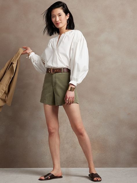 Chino Shorts Outfit Women, Chino Shorts Outfit, Green Shorts Outfit, Best Lip Stain, 2023 Lookbook, Red Chinos, Casual Chic Spring, Bermuda Shorts Women, Olive Green Shorts