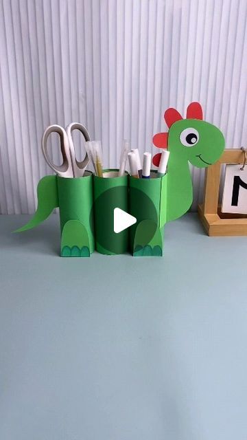 Dinosaur Craft For Kindergarten, Dino Crafts For Kids, Pen Holder Diy Crafts, Diy Pen Holder Ideas, Dinosaur Arts And Crafts, Diy Dinosaur Decor, Pen Holder Ideas, Pencil Holder Craft, Dino Crafts