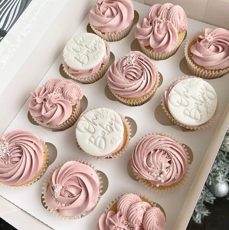 Babyshower Dessert Girl, Girl Babyshower Cake, Baby In Bloom Cupcakes Girl, Baby Shower Blush Pink, Pink Winter Cupcakes, Baby Shower Girl Cupcake Ideas, Babyshower Cupcakes For Girl, Baby Shower Girl Desserts, Baby Girl Cupcakes Ideas