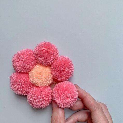 Diy Flower Pom Pom, Pom Pom Daisy Wall Decor, How To Make Pom Pom Daisy, Macrame Daisy Wall Hanging, Pompom Daisy Diy, Boho Pom Pom Garland, Pom Pom Flower Wall, Diy Daisy Pom Pom, Daisy Pom Pom Flower Diy