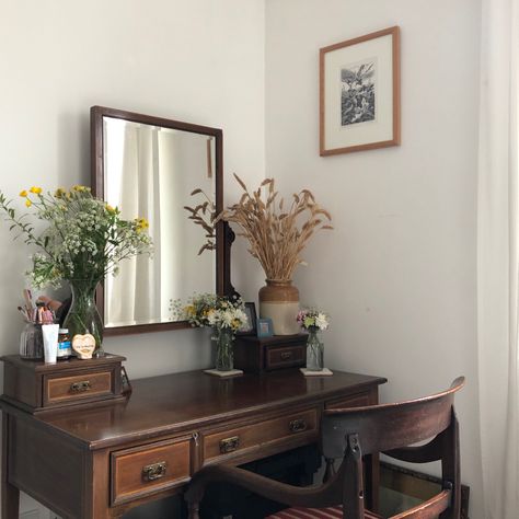 Old fashioned british wooden dressing table styled with fresh flowers and dried wheat Bedroom Ideas Old Fashion, Dressing Table Ideas Traditional, Dark Wood Bedroom Furniture Vintage, Vintage Dark Wood Bedroom, Dark Academia Dressing Table, Old Wooden Furniture Bedroom, Old Fashion Furniture, Vintage Desk In Bedroom, Dark Dressing Table