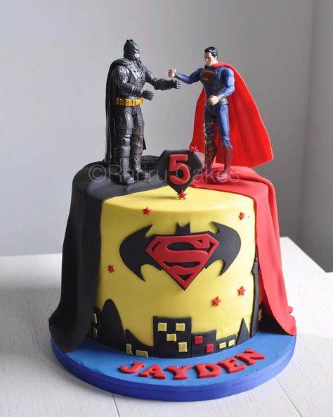 Batman And Superman Cake, Batman Vs Superman Birthday Party, Superhero Cake For Boys, Superman Cake Ideas, Batman And Spiderman Cake, Superman Birthday Party Cake, Superman Birthday Cake, Lego Batman Cakes, Batman Birthday Cakes