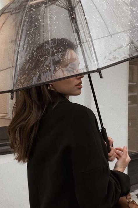 Umbrella Outfit, Umbrella Photoshoot, Pearl Choker Wedding, Fancy Umbrella, Fashion Date Night, Accessories Minimal, Rainy Day Photos, Ootd Autumn, City Rain