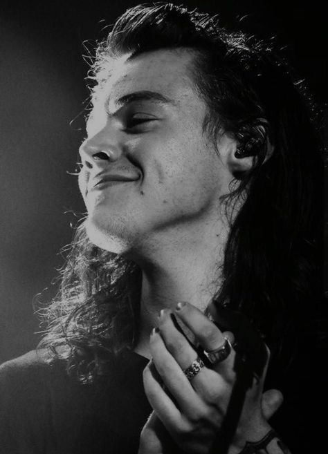 Harry Styles Long Hair, Harry 1d, Principe Harry, Harry Styles Cute, Harry Styles Wallpaper, Harry Styles Pictures, Harry Styles Photos, Mr Style, Treat People With Kindness