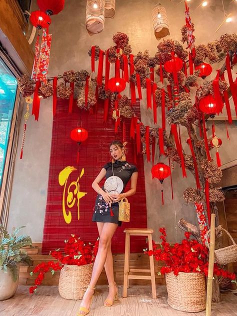 Lunar New Year Photobooth, Asian New Year Decoration, Asian Themed Dinner Party Outfit, Chinese Umbrella Decor, China Party Theme, Chinese Birthday Decorations, A Night In Tokyo Theme Party, Chinese New Year Party Decorations, Chinese Theme Party Decorations Ideas