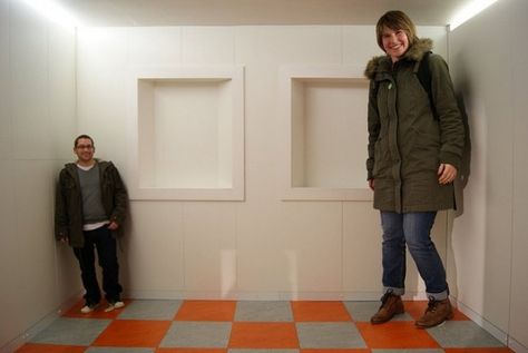 Tiny Man and Giant Woman Optical Illusion - http://www.moillusions.com/tiny-man-giant-woman-optical-illusion/ Ames Room, Spotify Photo, Optical Illusions Pictures, Giant Woman, Selfie Museum, Legoland Windsor, Illusion Pictures, Green Tech, Optical Illusions Art