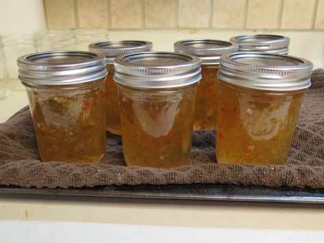 Banana Pepper Jelly, Canning Pepper Jelly, Banana Pepper Recipes, Recipes With Banana Peppers, Sweet Banana Peppers, Canning Peppers, Jalapeno Pepper Jelly, Pepper Jelly Recipes, Hot Pepper Jelly